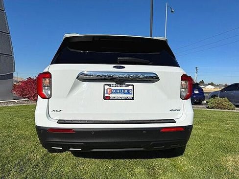 Used 2021 Ford Explorer XLT image 3