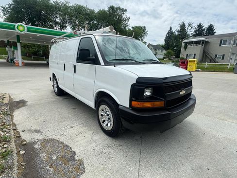 Used 2010 Chevrolet Express 1500 RWD image 7