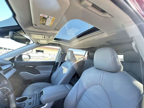 Used 2021 Toyota Highlander XLE image 18