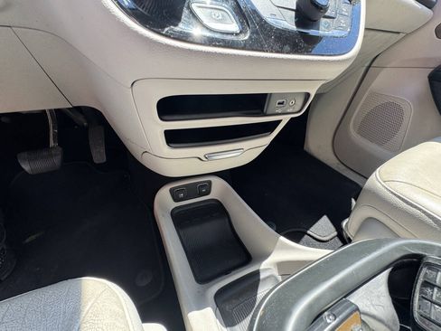 Used 2019 Chrysler Pacifica Touring-L FWD image 30