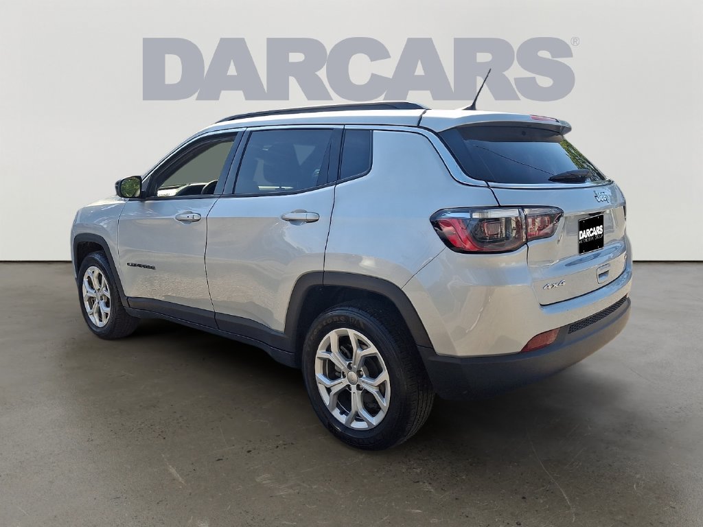 Used 2024 Jeep Compass Latitude AWD/4WD image 4