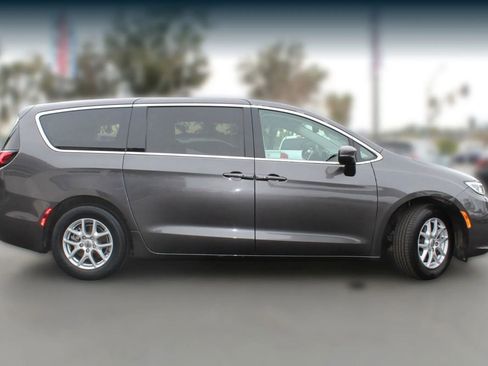 Used 2023 Chrysler Pacifica Touring-L image 6