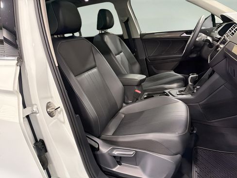 Used 2023 Volkswagen Tiguan SE w/ Panoramic Sunroof Package FWD image 14