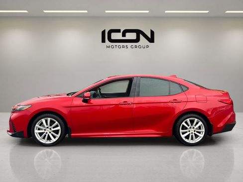 Used 2025 Toyota Camry SE image 2