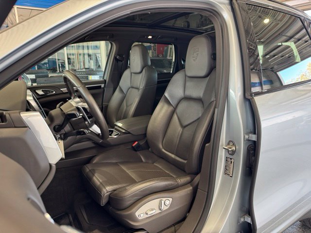 Used 2018 Porsche Cayenne Platinum Edition w/ Premium Package Plus AWD/4WD image 27