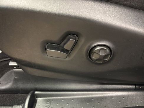 Used 2026 Chrysler Pacifica Limited FWD image 34