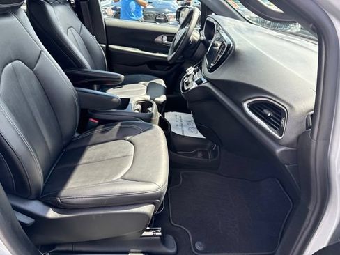 Used 2026 Chrysler Pacifica Select FWD image 28