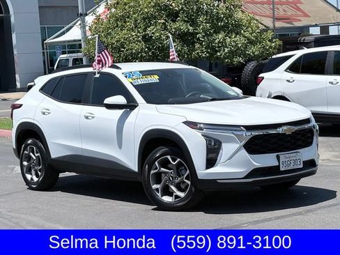 Used 2025 Chevrolet Trax LT FWD image 2