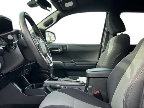 Used 2022 Toyota Tacoma TRD Off-Road image 10