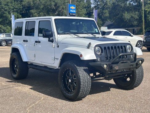 Used 2014 Jeep Wrangler Unlimited Sahara AWD/4WD image 9