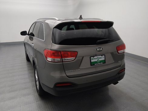 Used 2017 Kia Sorento LX w/ LX Convenience Package image 6