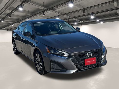 Used 2024 Nissan Altima 2.5 SV image 2