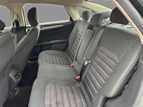 Used 2017 Ford Fusion SE w/ Fusion SE Technology Package FWD image 11