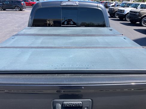 Used 2018 Toyota Tacoma TRD Sport image 6