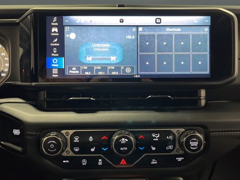 Used 2024 Jeep Wrangler Unlimited Sahara AWD/4WD image 13
