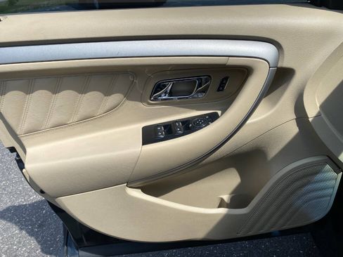Used 2015 Ford Taurus SE FWD image 11
