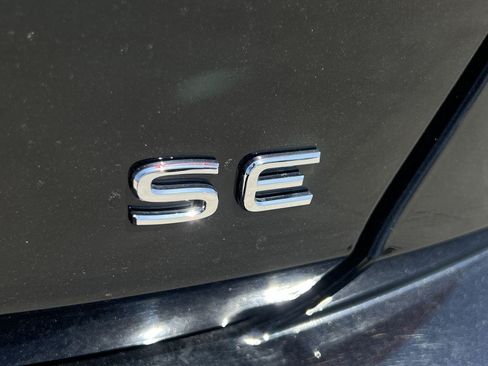 Used 2024 Volkswagen Jetta SE w/ Panoramic Sunroof Package FWD image 5