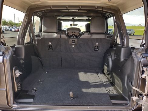 Used 2018 Jeep Wrangler Unlimited Sahara w/ Uconnect 4C Nav & Sound Group AWD/4WD image 17