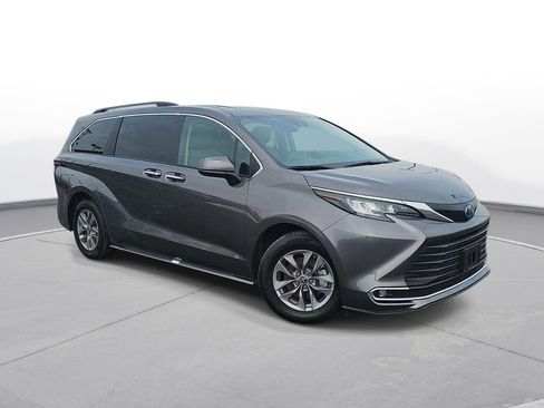 Used 2023 Toyota Sienna XLE image 3