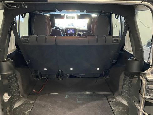 Used 2018 Jeep Wrangler Unlimited Rubicon w/ Connectivity Group image 8