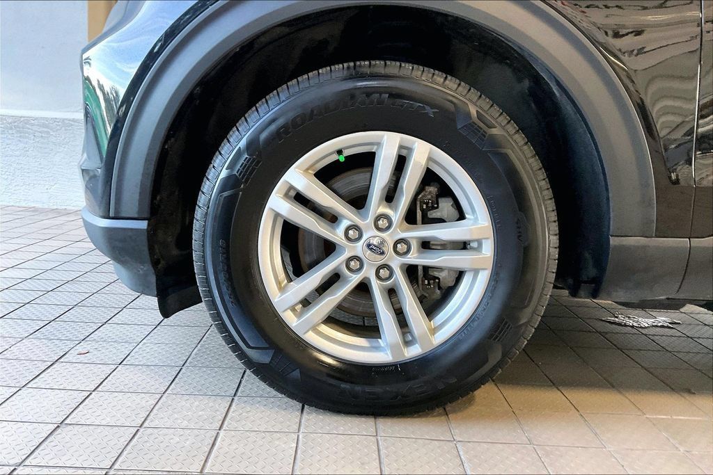 Used 2024 Ford Explorer XLT AWD/4WD image 32