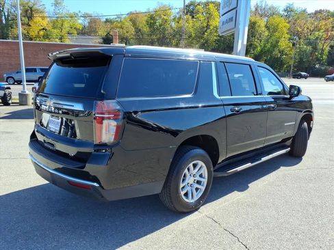 Used 2023 Chevrolet Suburban LT image 4