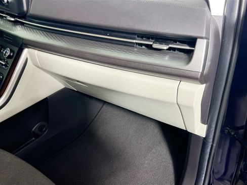 Used 2024 Kia Carnival LX FWD image 34