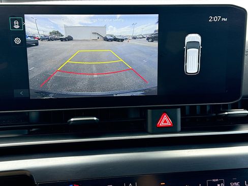 Used 2025 Kia Carnival FWD image 31