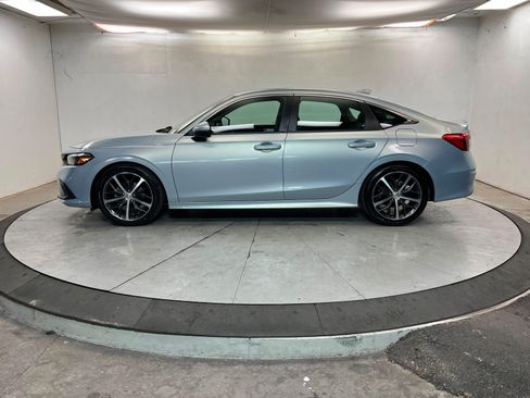 Used 2022 Honda Civic Touring image 2