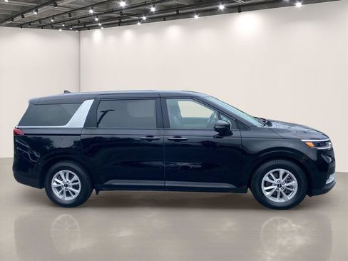 Used 2024 Kia Carnival LX FWD image 9