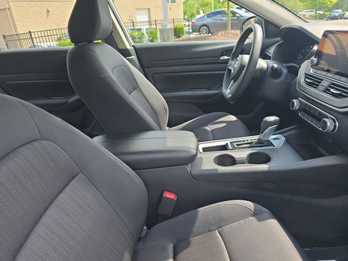 Used 2025 Nissan Altima 2.5 SV FWD image 10