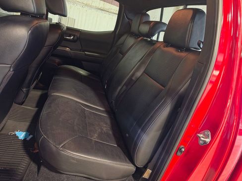 Used 2021 Toyota Tacoma TRD Sport w/ TRD Premium Sport Package AWD/4WD image 7