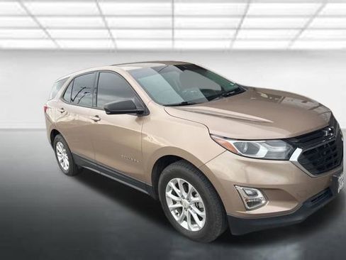 Used 2018 Chevrolet Equinox LS image 2