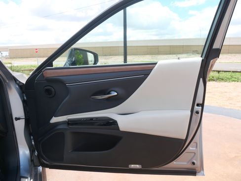 Used 2025 Lexus ES 300h w/ Premium Package image 11