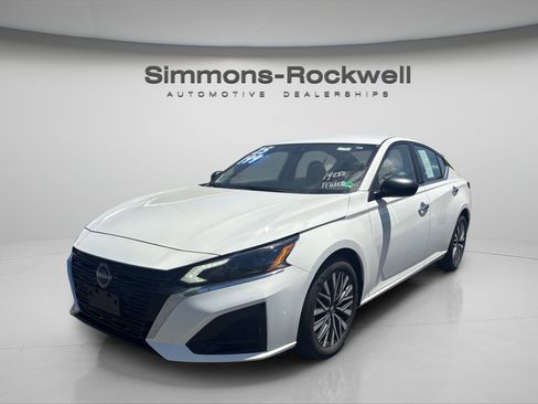 Used 2025 Nissan Altima 2.5 SV FWD image 2