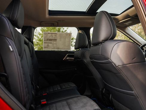 New 2025 Mitsubishi Outlander SE image 12