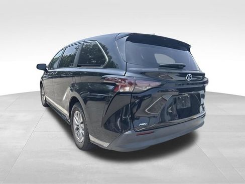 Used 2024 Toyota Sienna LE AWD/4WD image 9