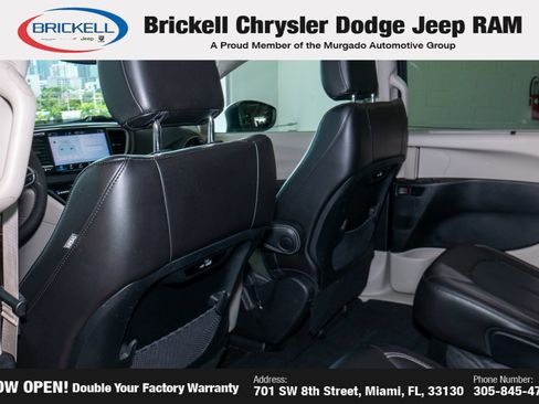 Used 2023 Chrysler Pacifica Touring-L FWD image 18