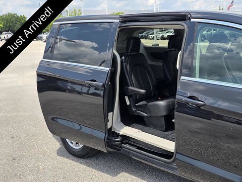 Used 2023 Chrysler Pacifica Touring-L FWD image 15