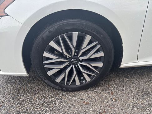 Used 2025 Nissan Altima 2.5 SV FWD image 24