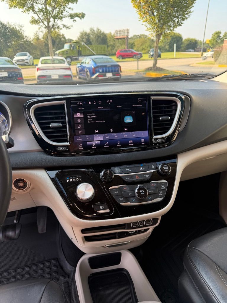 Used 2022 Chrysler Pacifica Touring-L FWD image 11