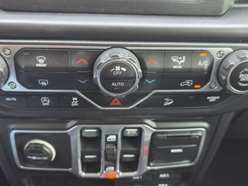 Used 2018 Jeep Wrangler Unlimited Sahara AWD/4WD image 23