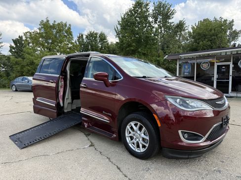Used 2020 Chrysler Pacifica Touring-L FWD image 1