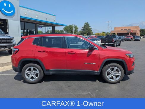 Used 2024 Jeep Compass Latitude AWD/4WD image 2