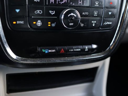Used 2014 Chrysler Town & Country Touring-L FWD image 32
