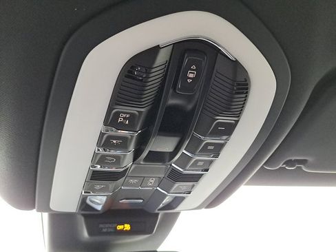 Certified 2026 Porsche Macan AWD/4WD image 33