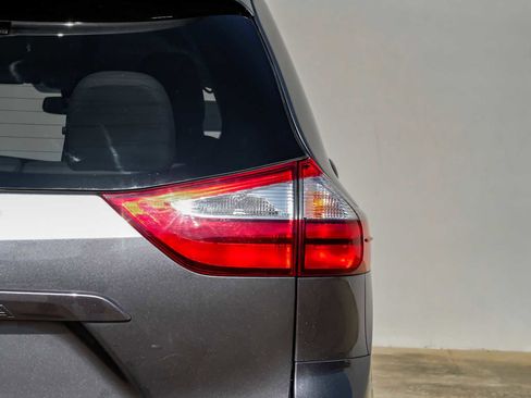 Used 2018 Toyota Sienna XLE image 50