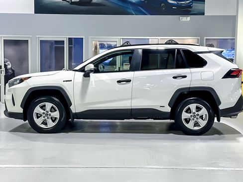 Used 2020 Toyota RAV4 LE w/ Carpet Mat Package AWD/4WD image 2