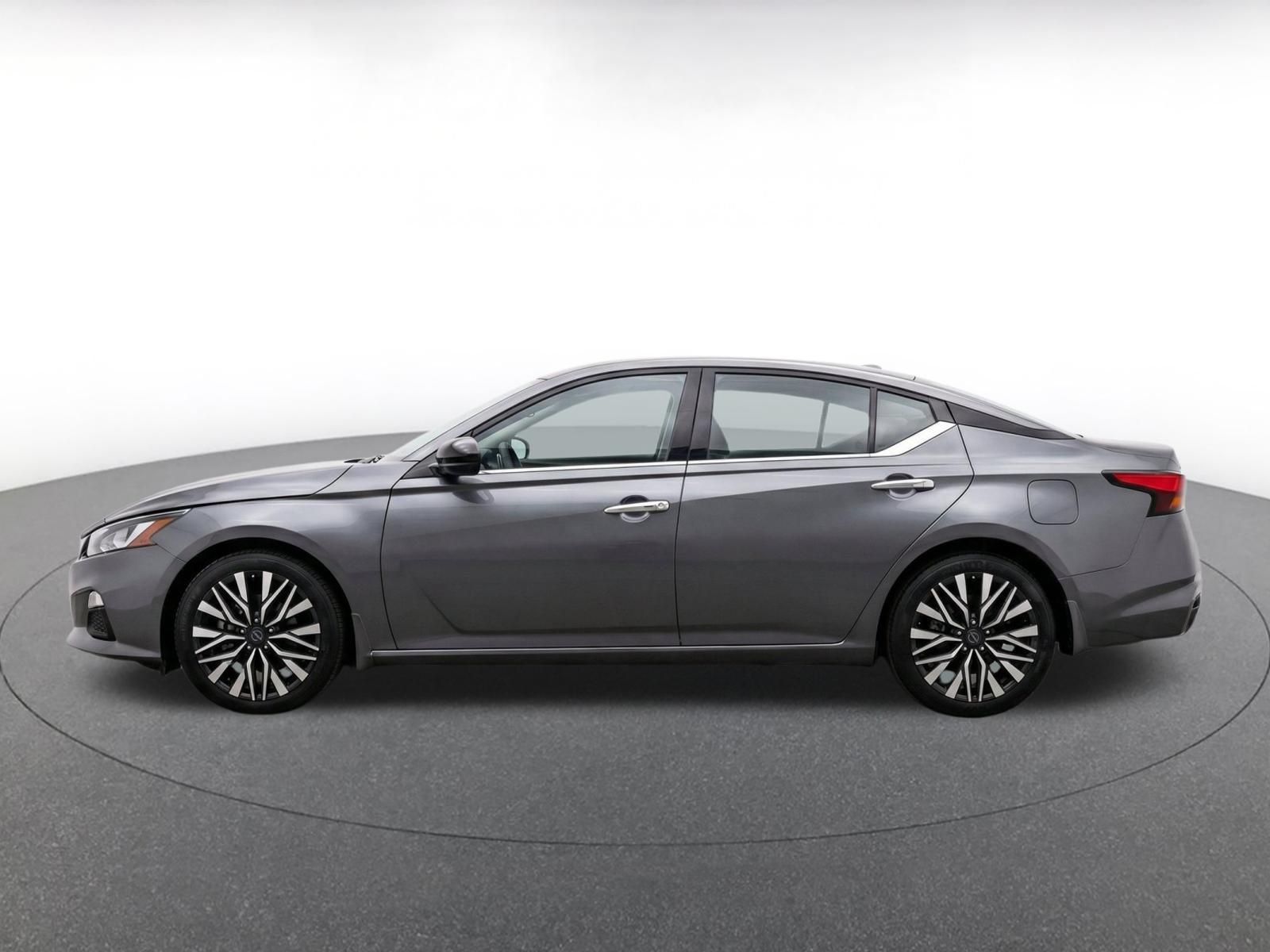 Used 2025 Nissan Altima 2.5 SV FWD image 4