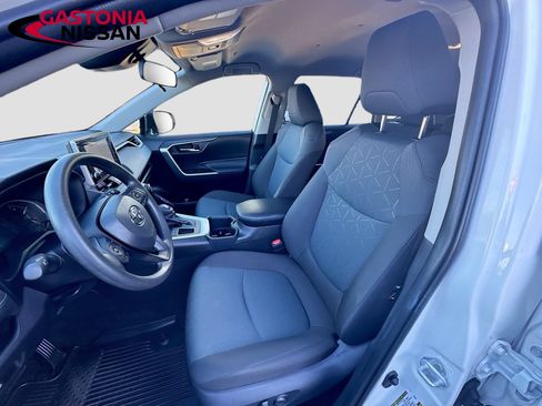 Used 2025 Toyota RAV4 XLE FWD image 27